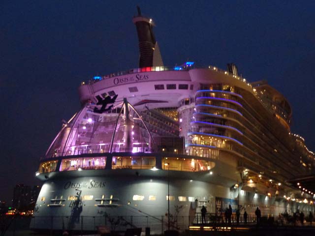 Cruiseschip ms Oasis of the Seas van Royal Caribbean Cruises Ltd. aan de Cruise Terminal Rotterdam